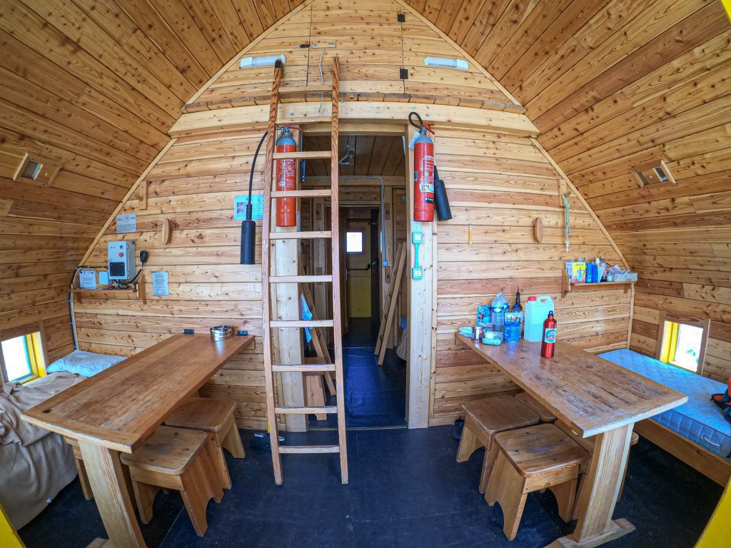 Interno bivacco boarelli