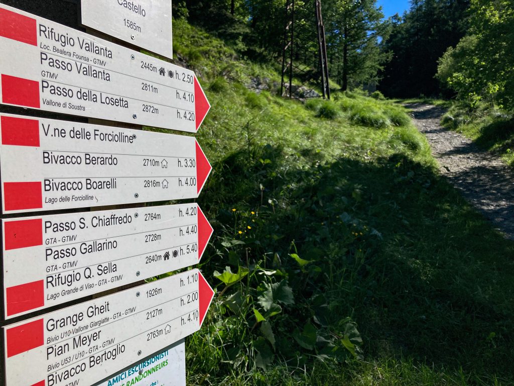 Indicazione al Bivacco Bertoglio