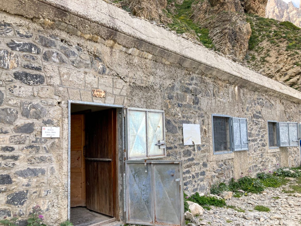 Facciata del Bivacco Enrico e Mario