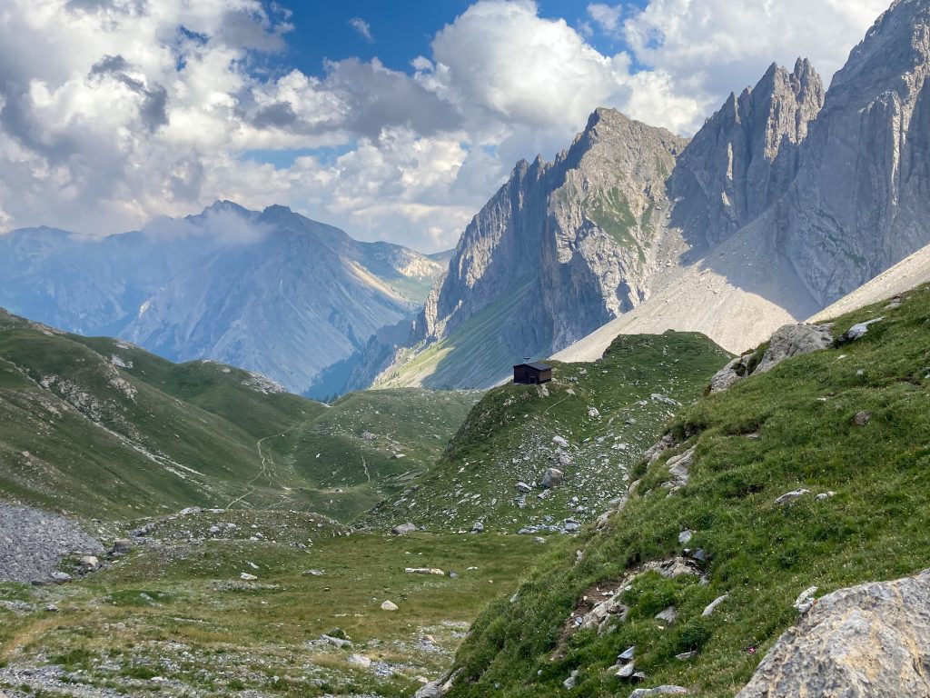 veduta sul bivacco Valmaggia nel Vallone di Enchiausa