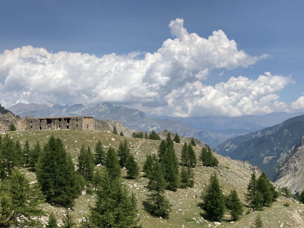 Foto della Caserma sulla strada verso Il bivacco due valli