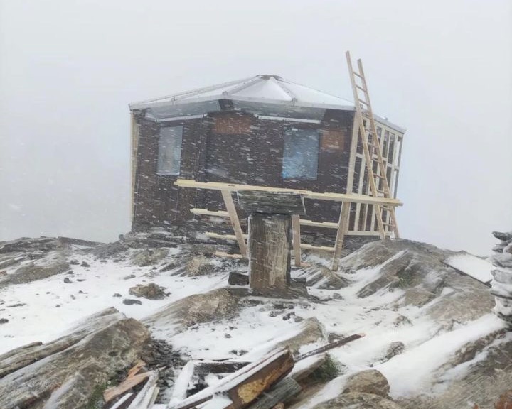 Bivacco Boerio in costruzione