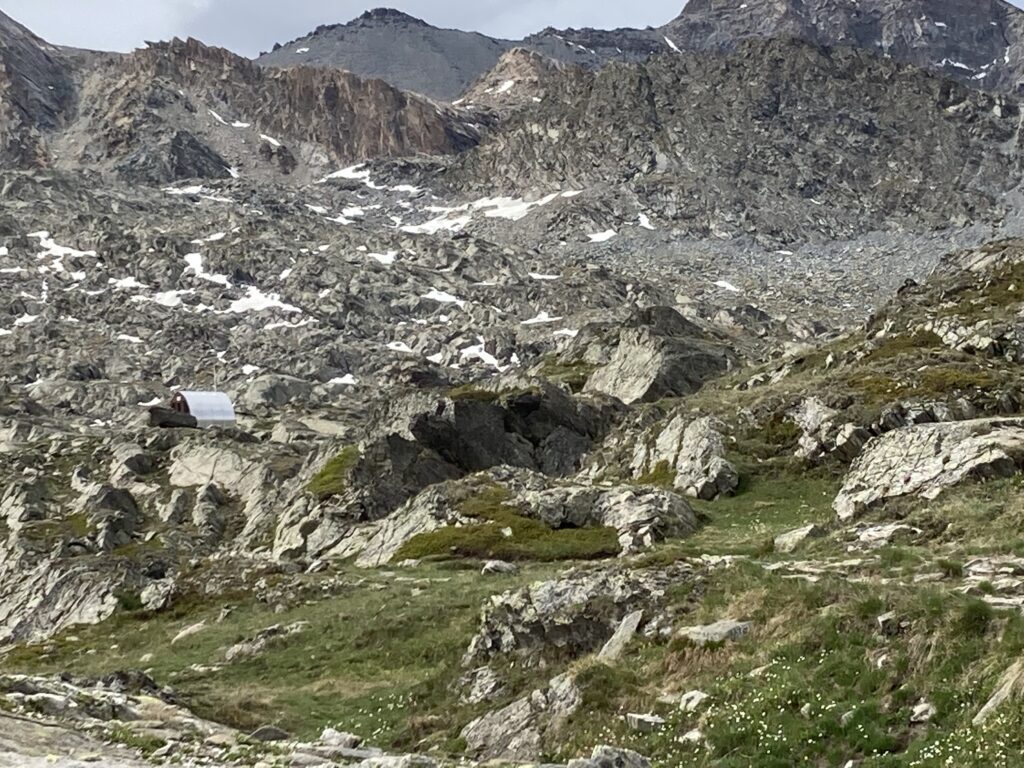 Foto in lontananza il Bivacco Olivero